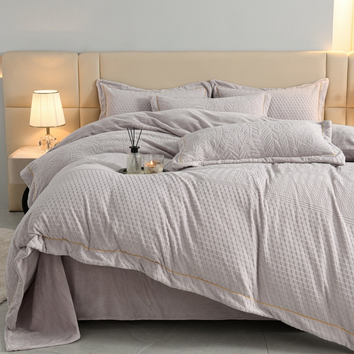 91家纺网 家纺一手货源 找家纺 优家居工厂店 2026新款高克重240克雕花烂花夹棉床盖四件套床单四件套牛奶绒床裙四件套 朱丽叶-紫