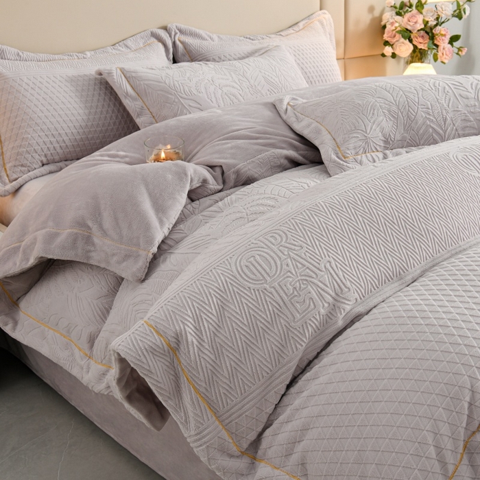 91家纺网 家纺一手货源 找家纺 优家居工厂店 2026新款高克重240克雕花烂花夹棉床盖四件套床单四件套牛奶绒床裙四件套 朱丽叶-紫