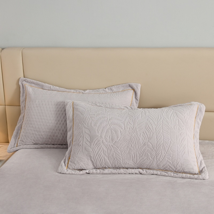 91家纺网 家纺一手货源 找家纺 优家居工厂店 2026新款高克重240克雕花烂花夹棉床盖四件套床单四件套牛奶绒床裙四件套 朱丽叶-紫