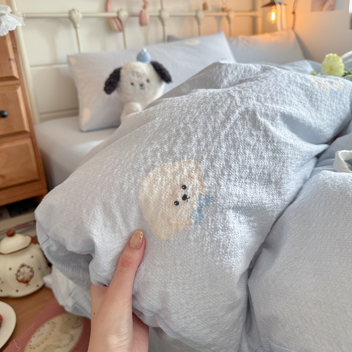 91家纺网 家纺一手货源 找家纺 初念 2026新款A类高品质110克超柔泡芙纱四件套 蓝领结狗