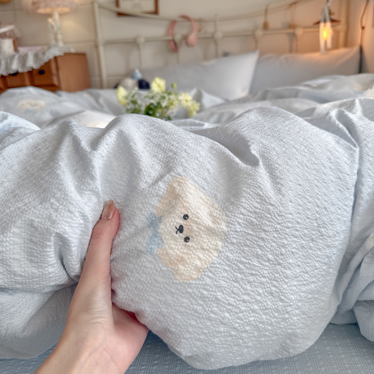 91家纺网 家纺一手货源 找家纺 初念 2026新款A类高品质110克超柔泡芙纱四件套 蓝领结狗