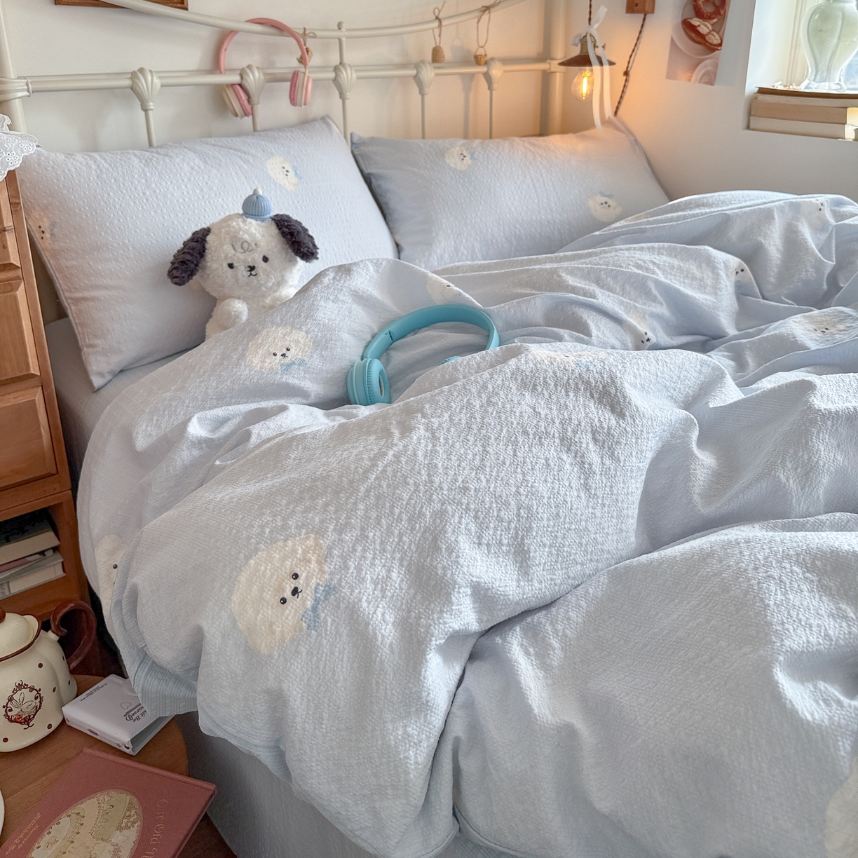 91家纺网 家纺一手货源 找家纺 初念 2026新款A类高品质110克超柔泡芙纱四件套 蓝领结狗