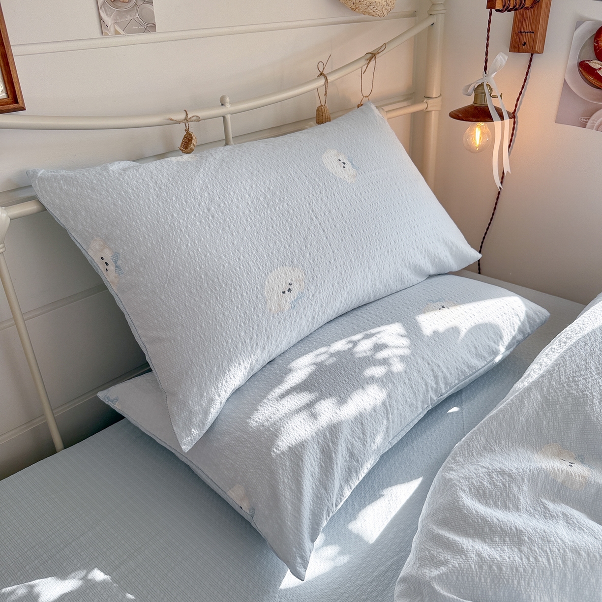 91家纺网 家纺一手货源 找家纺 初念 2026新款A类高品质110克超柔泡芙纱四件套 蓝领结狗