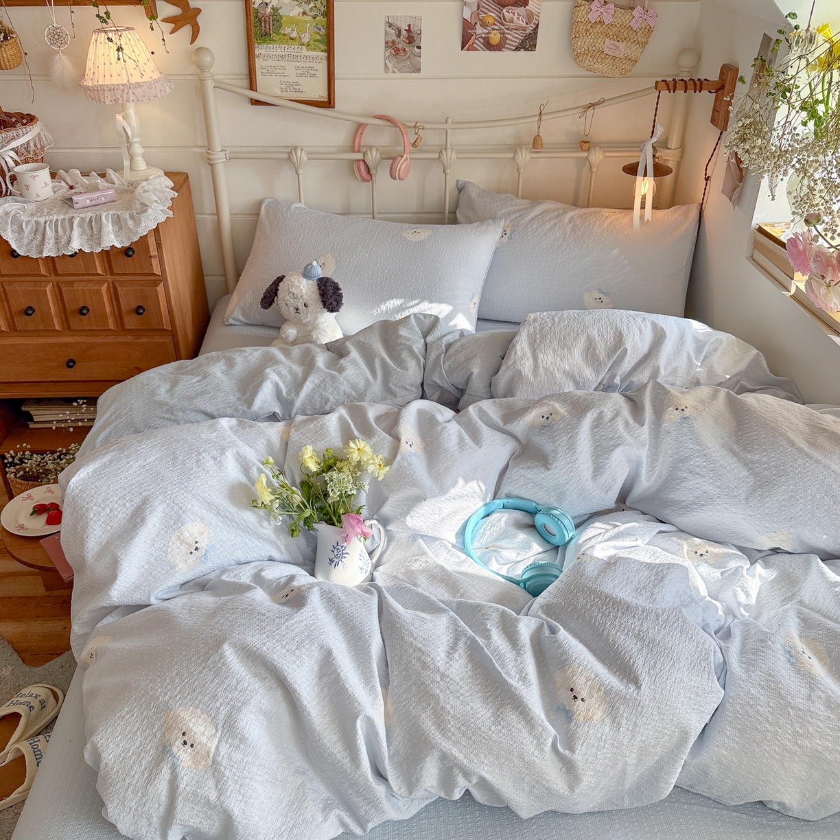 91家纺网 家纺一手货源 找家纺 初念 2026新款A类高品质110克超柔泡芙纱四件套 蓝领结狗