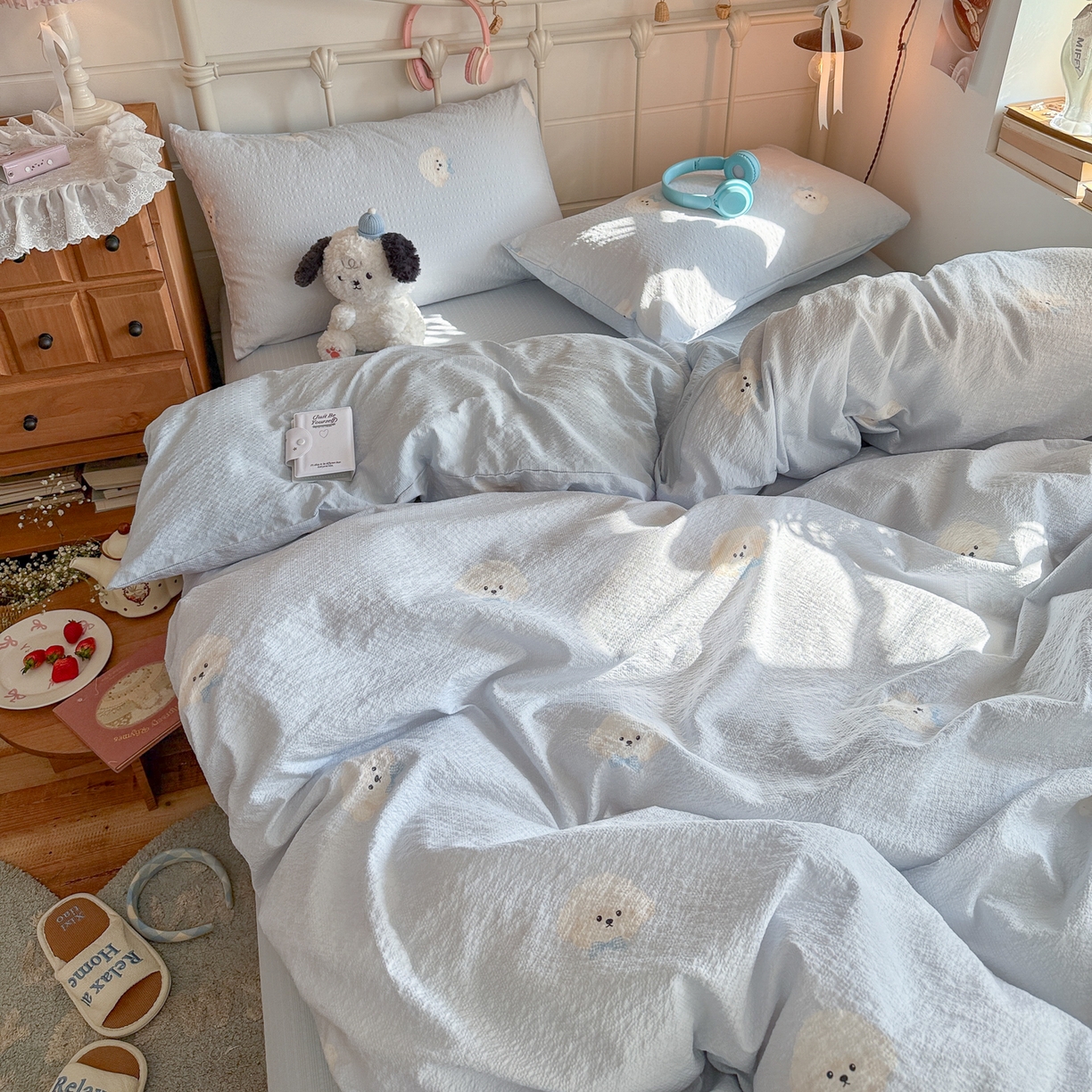 91家纺网 家纺一手货源 找家纺 初念 2026新款A类高品质110克超柔泡芙纱四件套 蓝领结狗