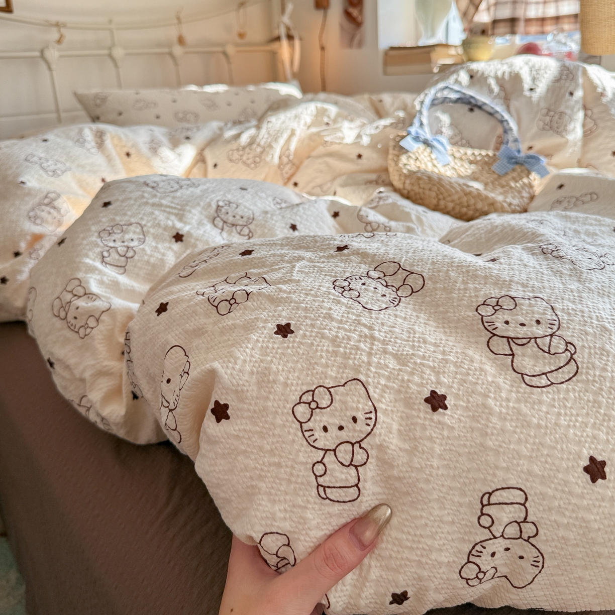 91家纺网 家纺一手货源 找家纺 初念 2026新款A类高品质110克超柔泡芙纱四件套 描线小猫