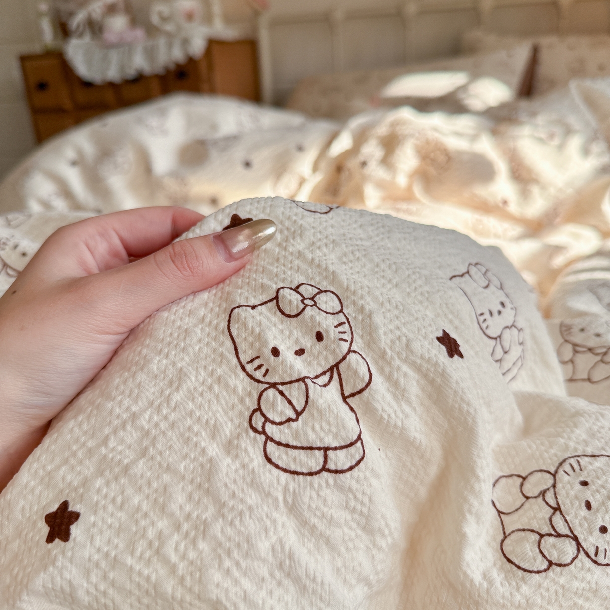 91家纺网 家纺一手货源 找家纺 初念 2026新款A类高品质110克超柔泡芙纱四件套 描线小猫