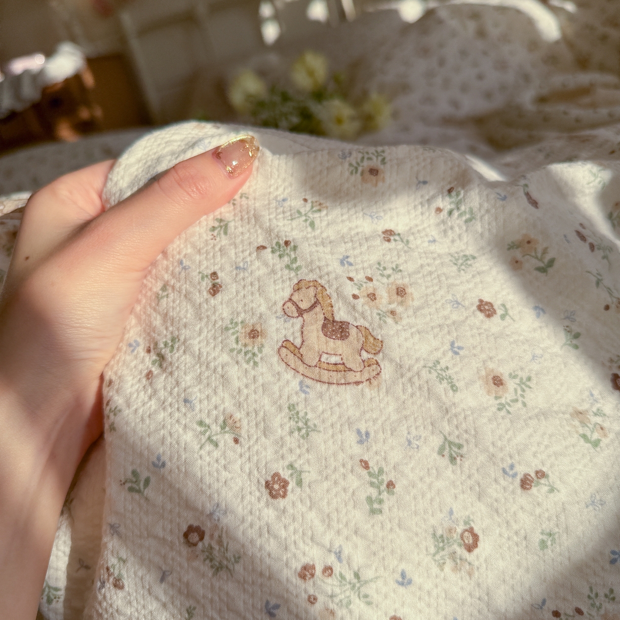 91家纺网 家纺一手货源 找家纺 初念 2026新款A类高品质110克超柔泡芙纱四件套 木马小花团