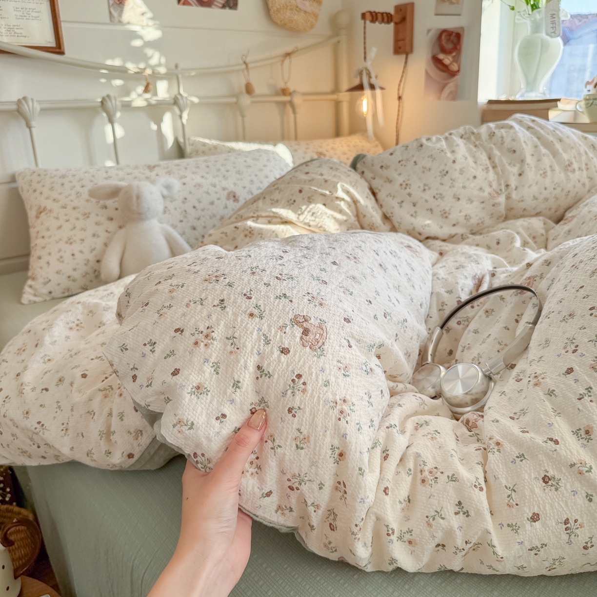 91家纺网 家纺一手货源 找家纺 初念 2026新款A类高品质110克超柔泡芙纱四件套 木马小花团