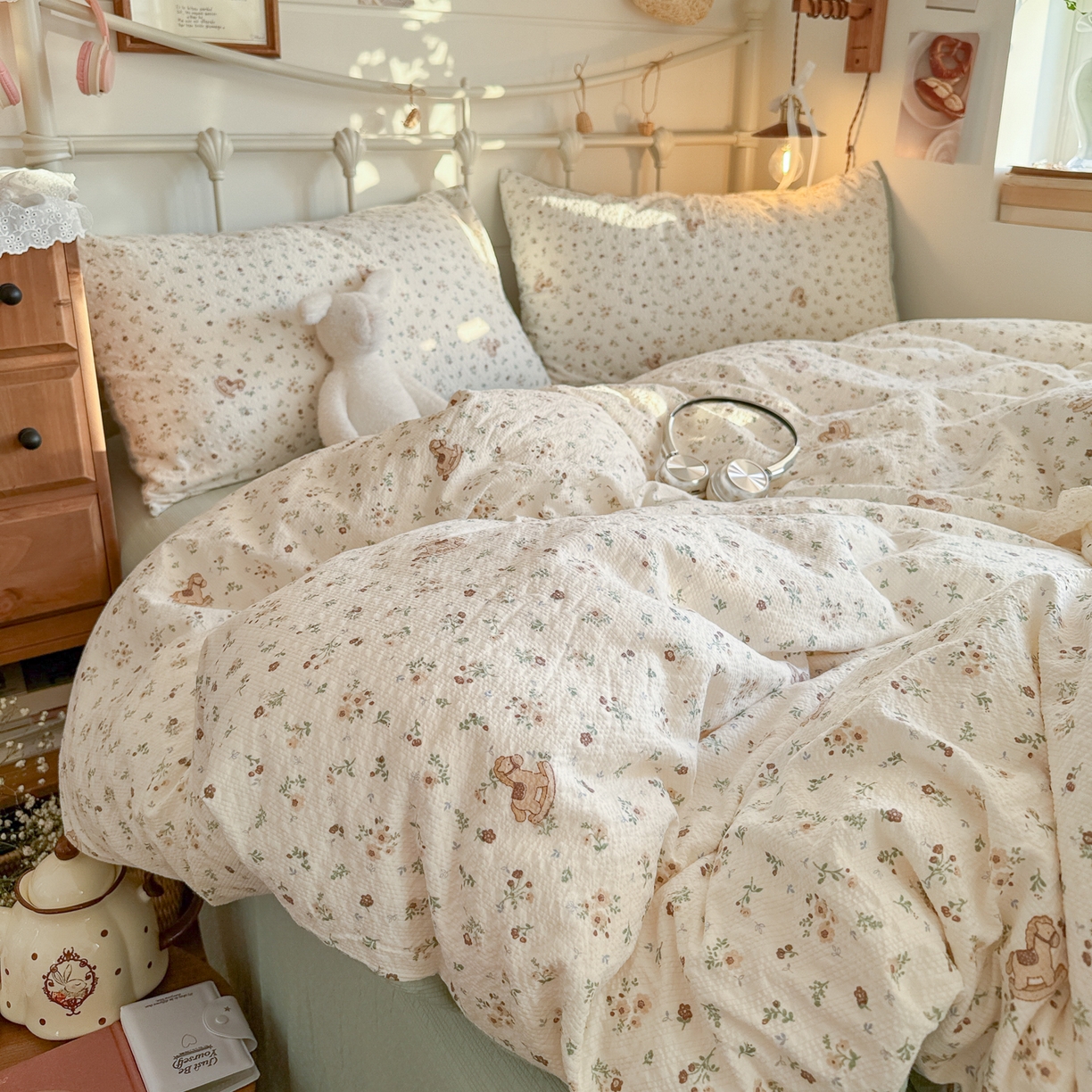 91家纺网 家纺一手货源 找家纺 初念 2026新款A类高品质110克超柔泡芙纱四件套 木马小花团