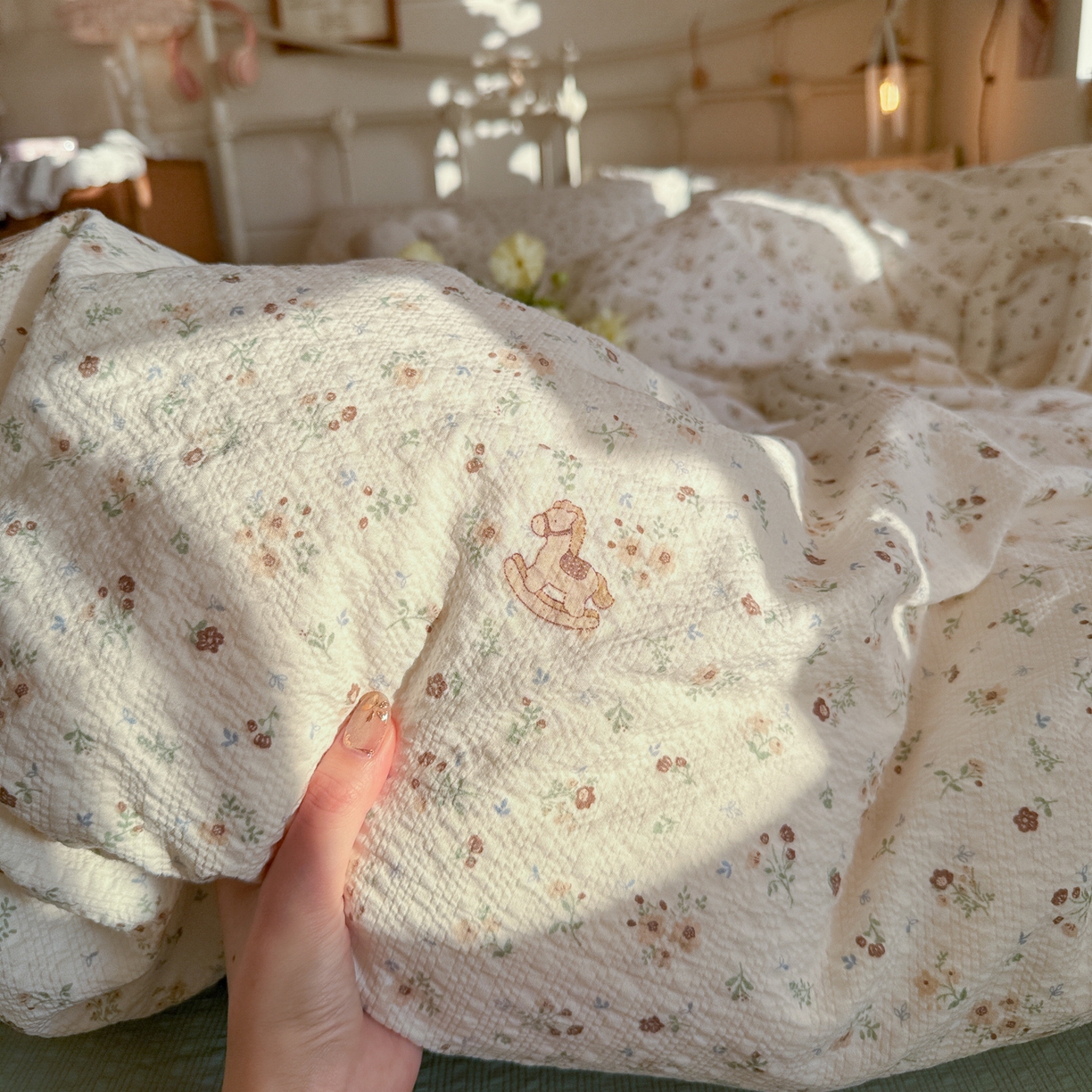 91家纺网 家纺一手货源 找家纺 初念 2026新款A类高品质110克超柔泡芙纱四件套 木马小花团