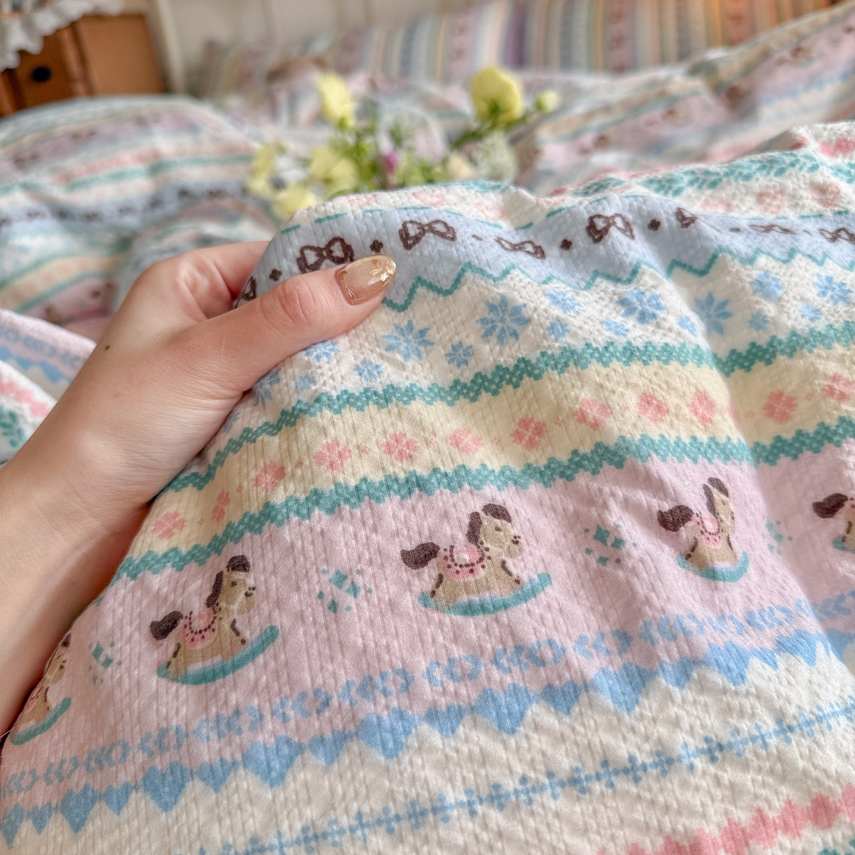 91家纺网 家纺一手货源 找家纺 初念 2026新款A类高品质110克超柔泡芙纱四件套 甜心木马卷