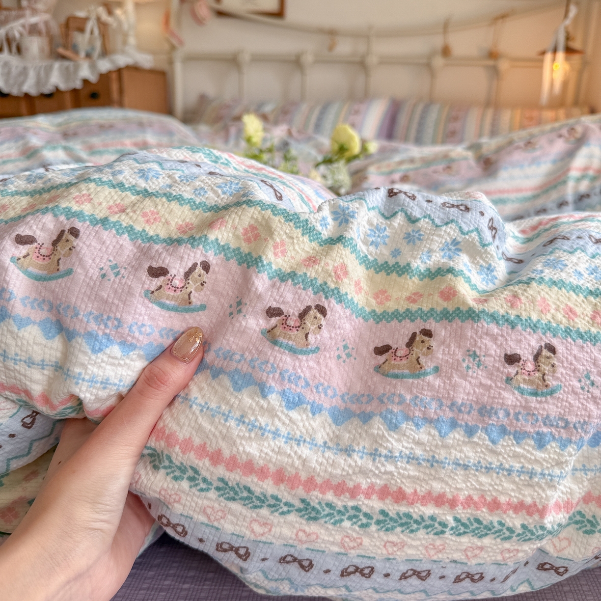 91家纺网 家纺一手货源 找家纺 初念 2026新款A类高品质110克超柔泡芙纱四件套 甜心木马卷