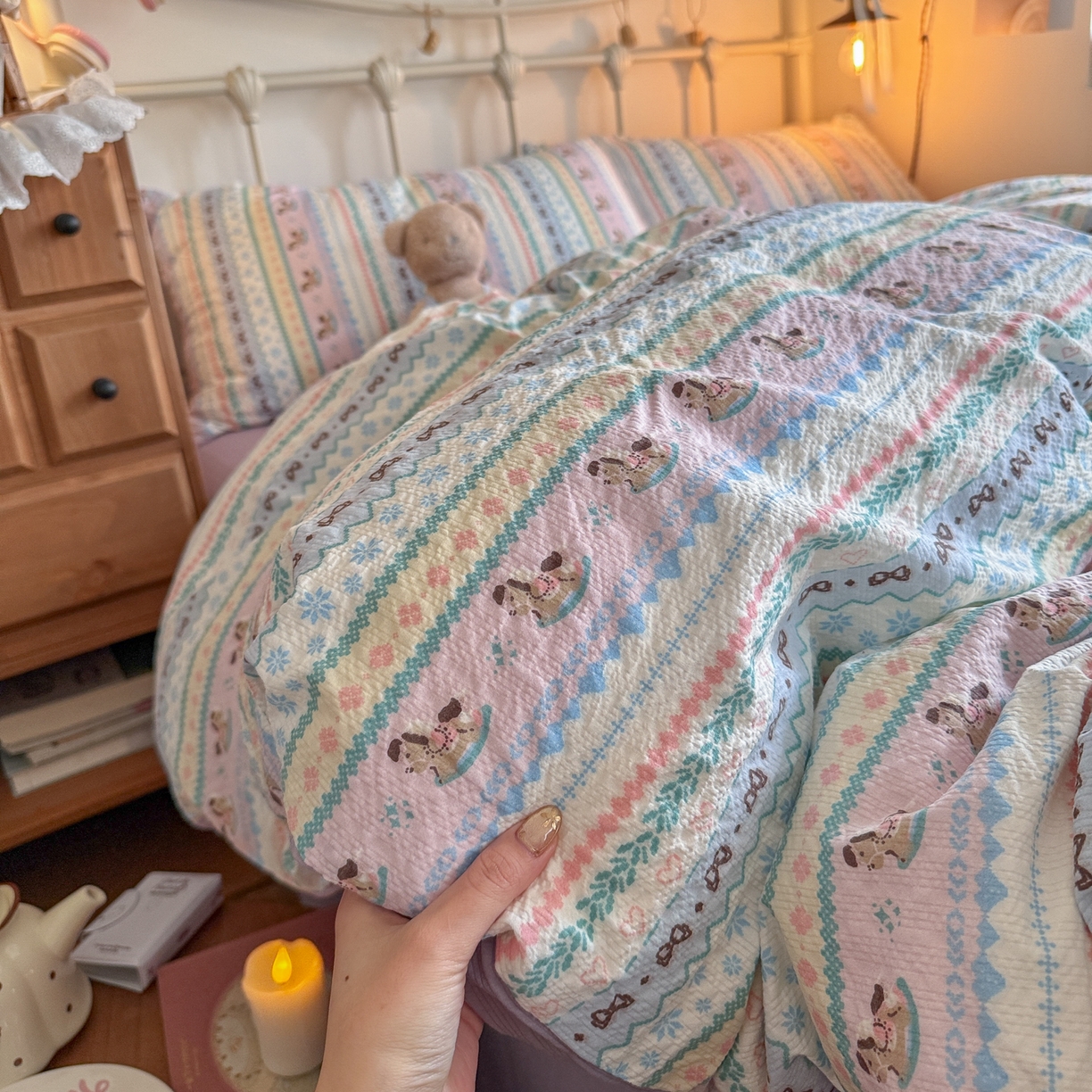 91家纺网 家纺一手货源 找家纺 初念 2026新款A类高品质110克超柔泡芙纱四件套 甜心木马卷