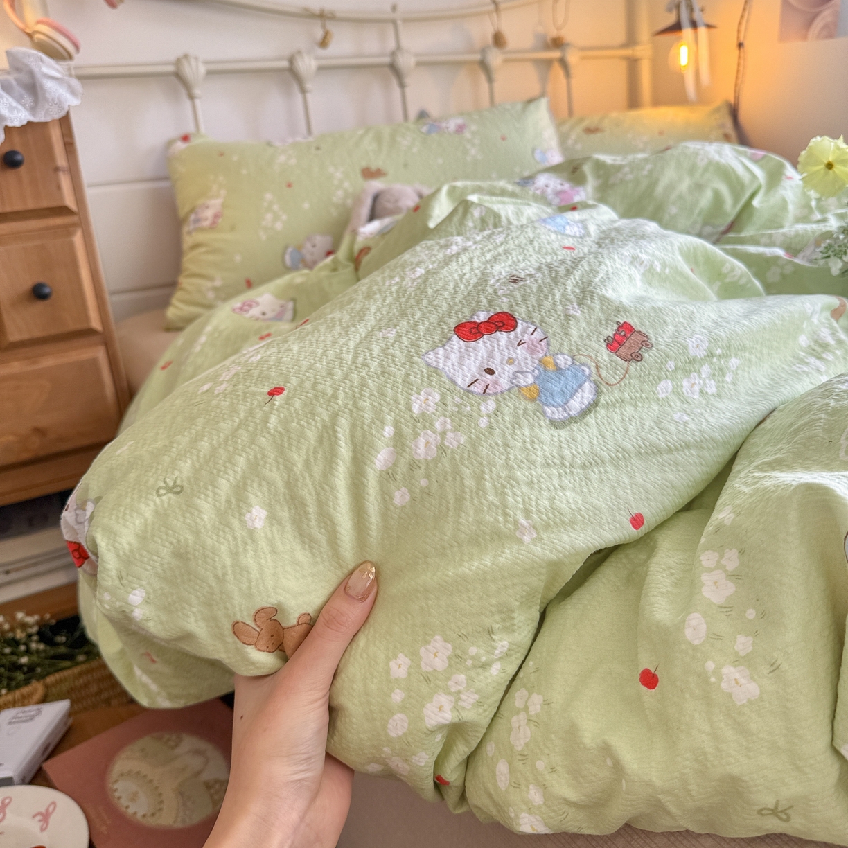 91家纺网 家纺一手货源 找家纺 初念 2026新款A类高品质110克超柔泡芙纱四件套 小猫拉车