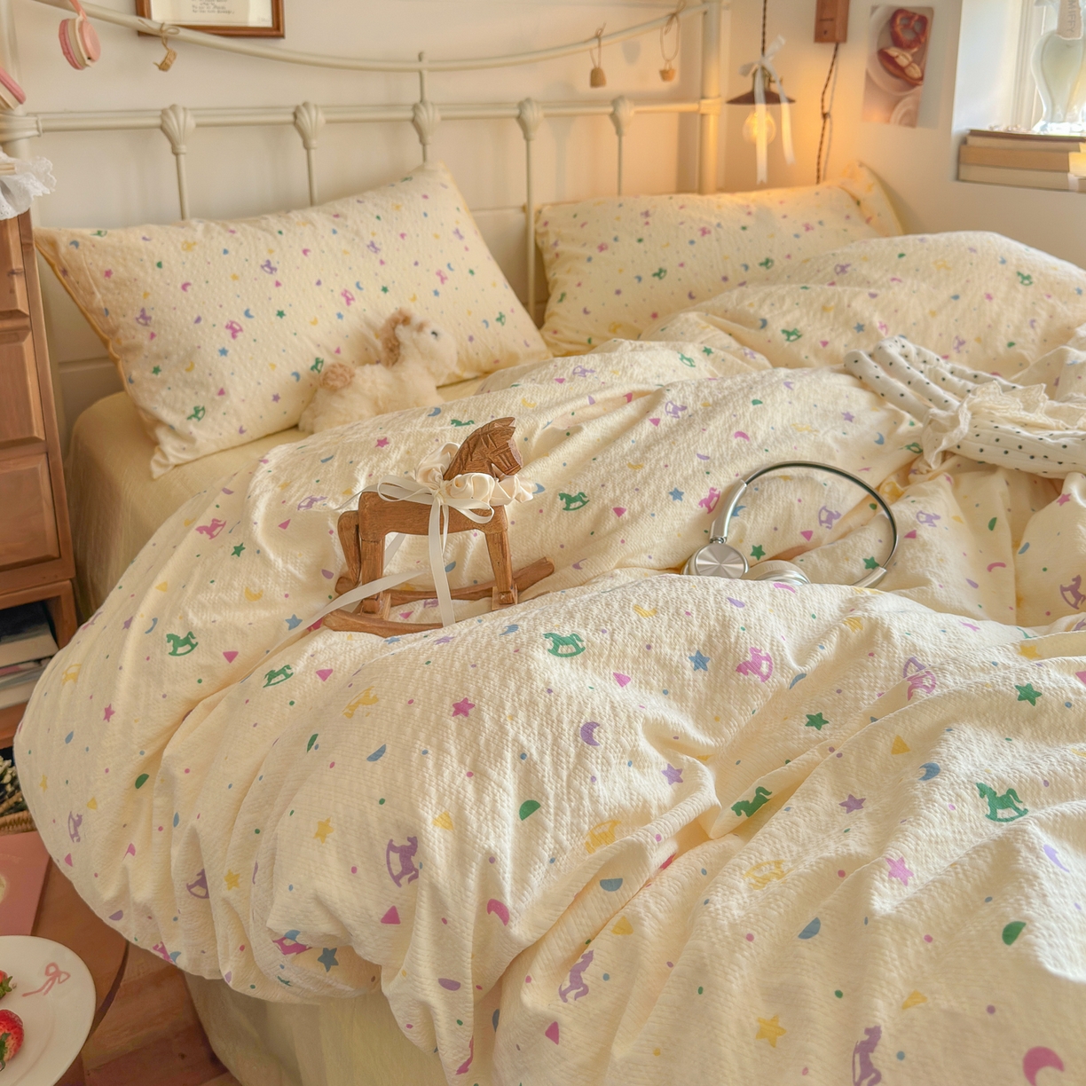 91家纺网 家纺一手货源 找家纺 初念 2026新款A类高品质110克超柔泡芙纱四件套 摇摇木马