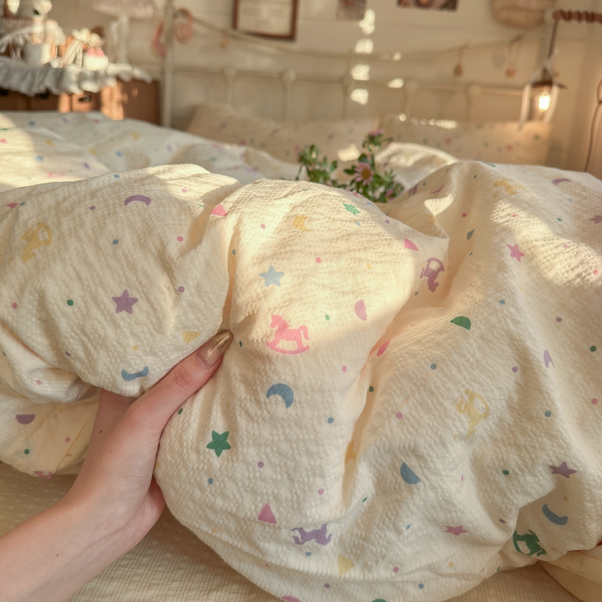 91家纺网 家纺一手货源 找家纺 初念 2026新款A类高品质110克超柔泡芙纱四件套 摇摇木马