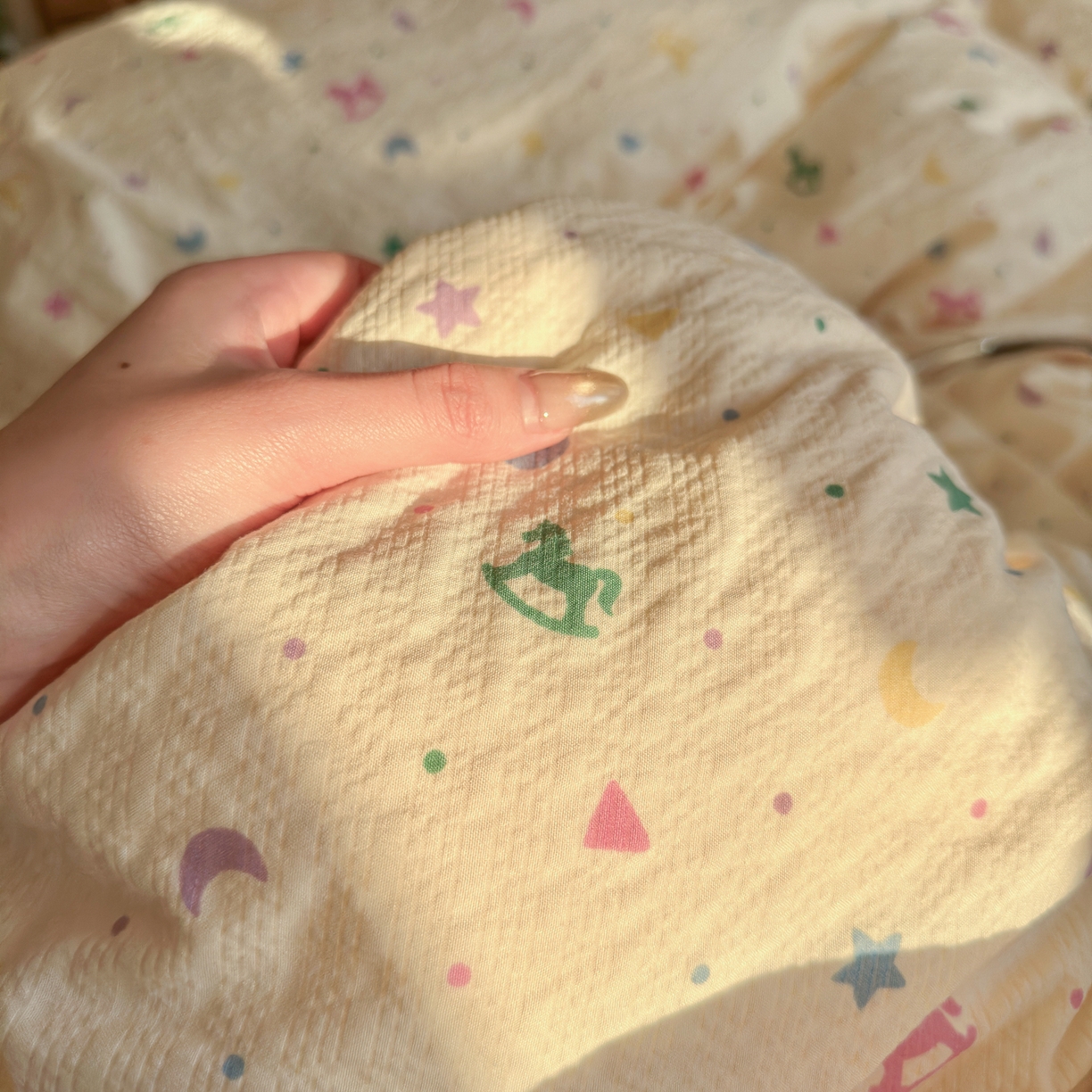 91家纺网 家纺一手货源 找家纺 初念 2026新款A类高品质110克超柔泡芙纱四件套 摇摇木马