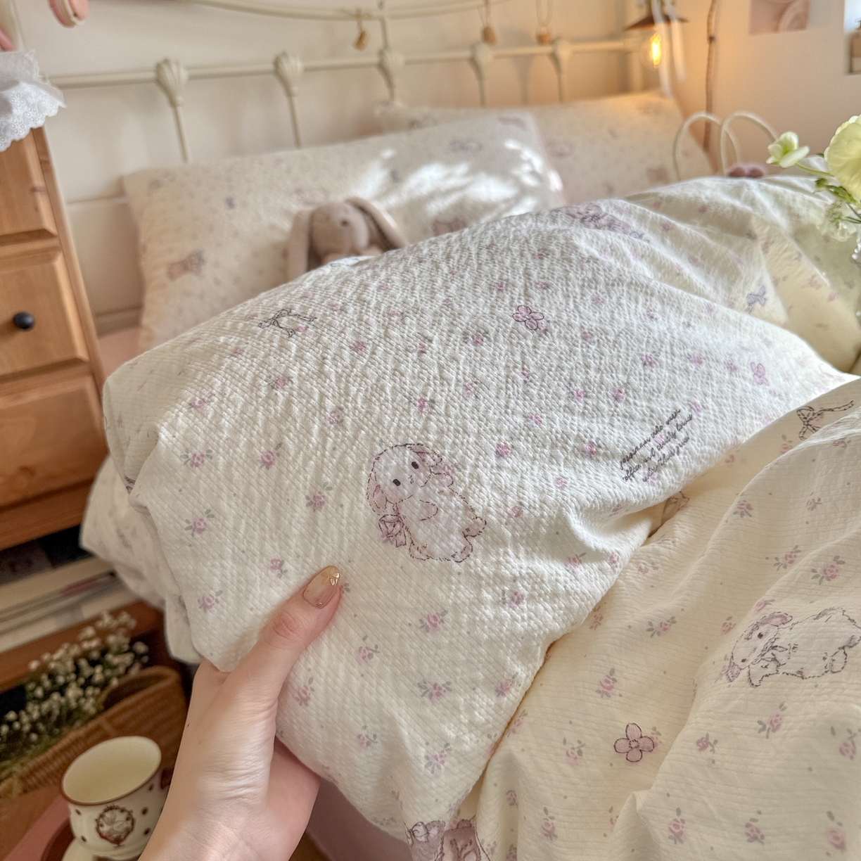 91家纺网 家纺一手货源 找家纺 初念 2026新款A类高品质110克超柔泡芙纱四件套 悦悦小兔