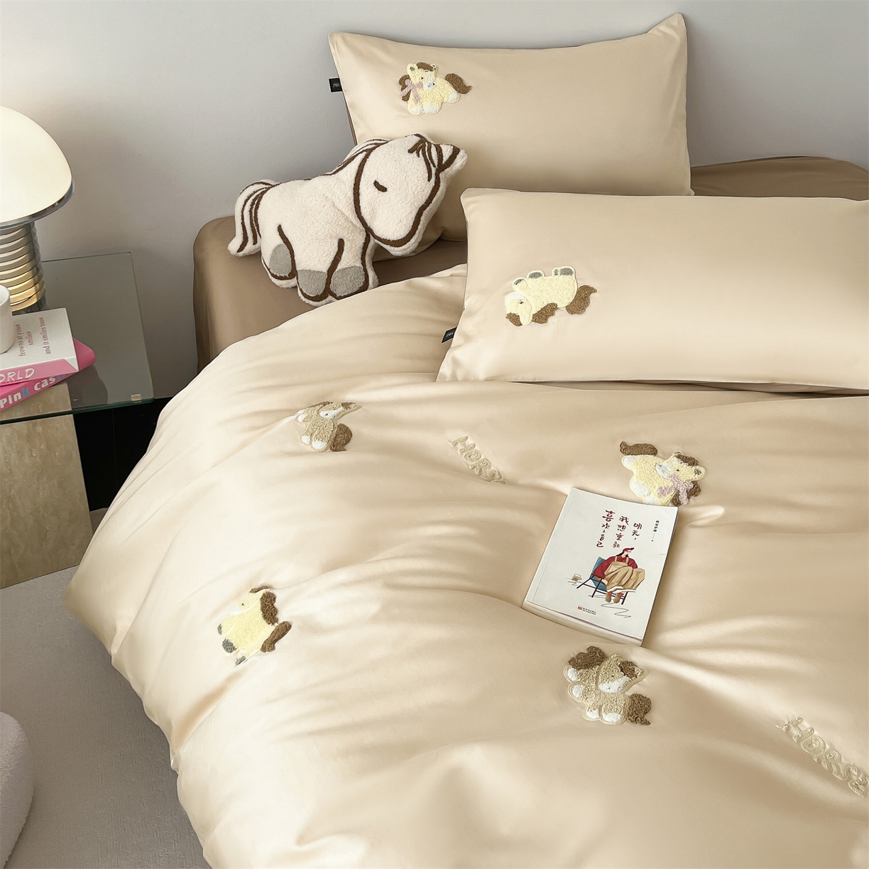 91家纺网 家纺一手货源 找家纺 蓝米卡夫 2026春季新款-100S长绒棉毛巾绣系列四件套-马踏祥云（礼盒） 马踏祥云-奶咖大地色