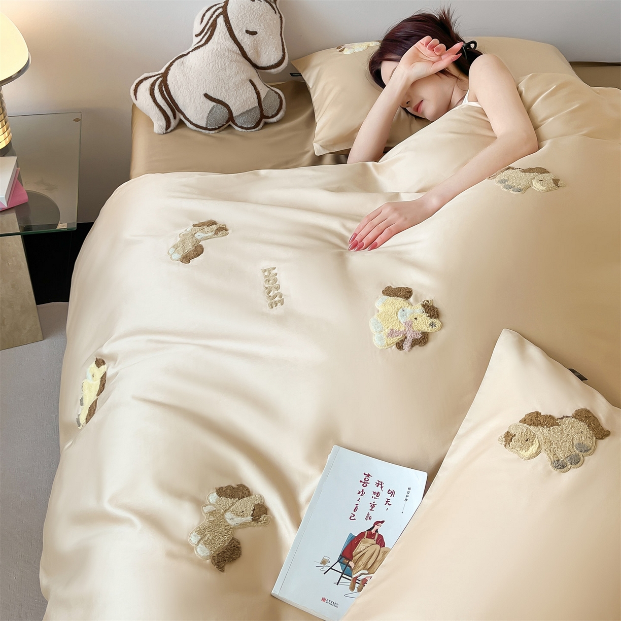 91家纺网 家纺一手货源 找家纺 蓝米卡夫 2026春季新款-100S长绒棉毛巾绣系列四件套-马踏祥云（礼盒） 马踏祥云-奶咖大地色