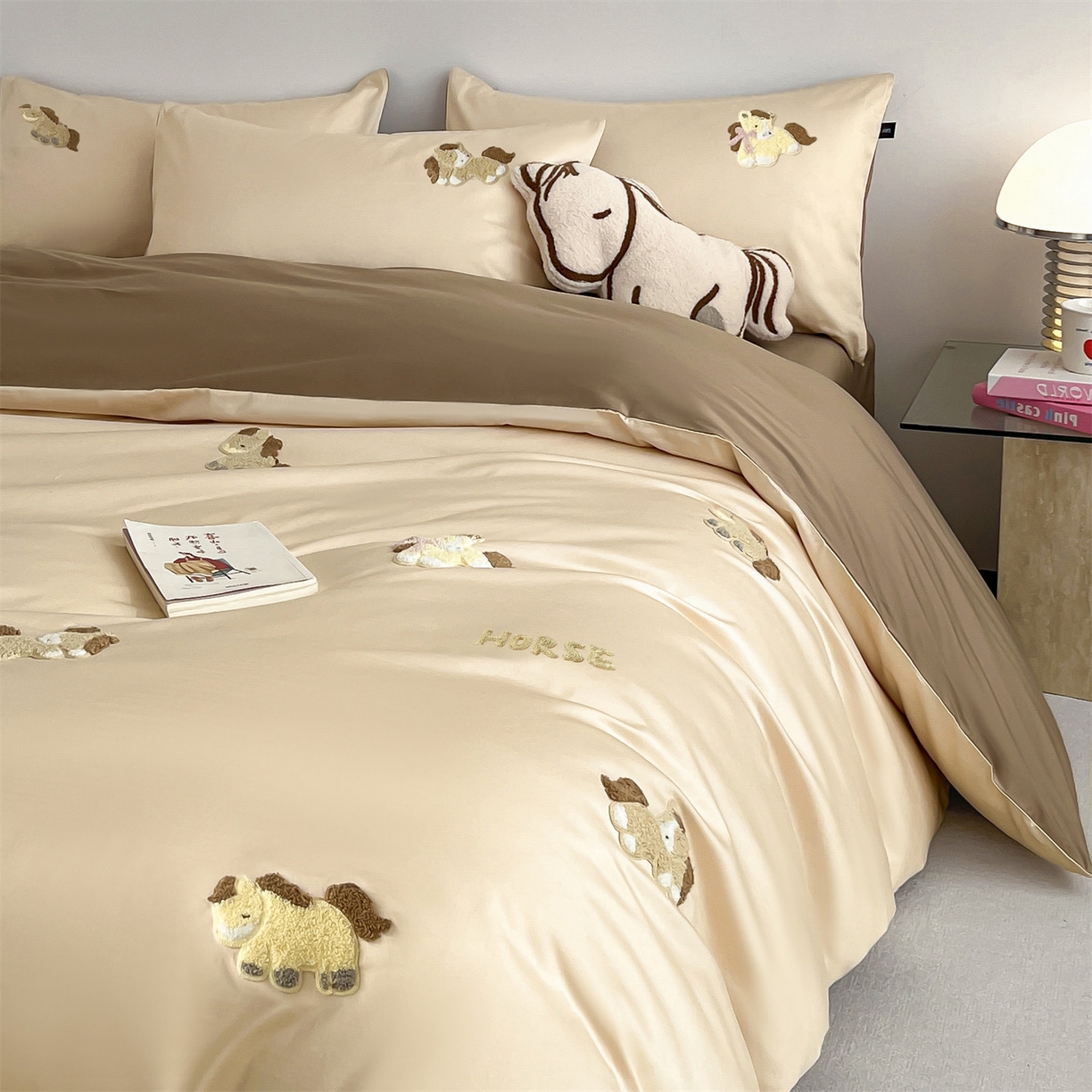 91家纺网 家纺一手货源 找家纺 蓝米卡夫 2026春季新款-100S长绒棉毛巾绣系列四件套-马踏祥云（礼盒） 马踏祥云-奶咖大地色