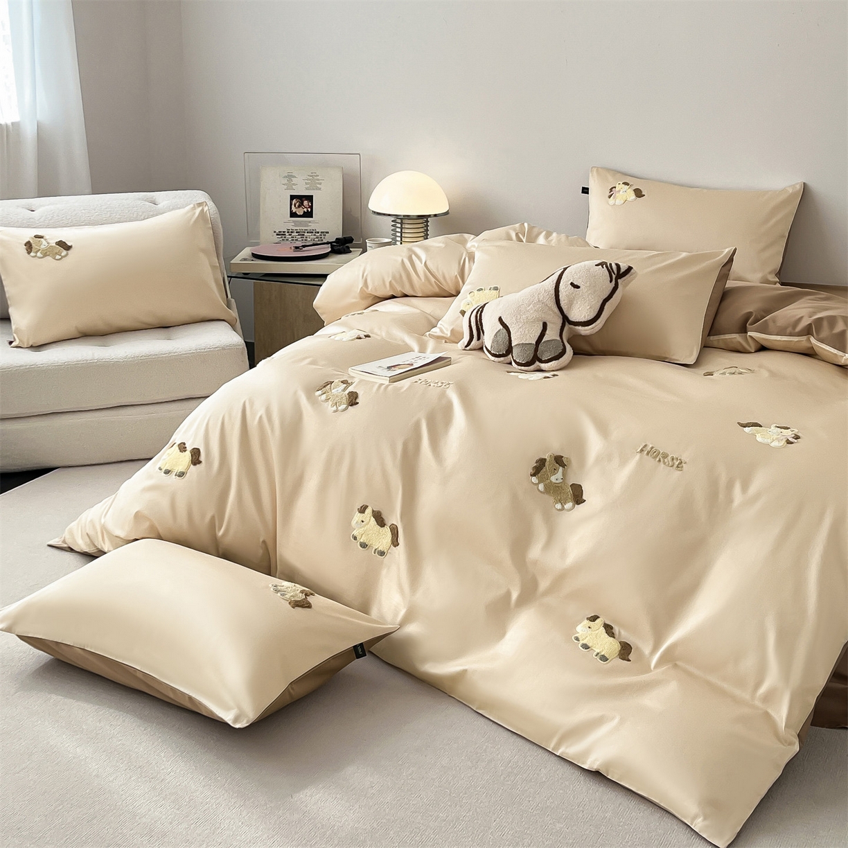 91家纺网 家纺一手货源 找家纺 蓝米卡夫 2026春季新款-100S长绒棉毛巾绣系列四件套-马踏祥云（礼盒） 马踏祥云-奶咖大地色