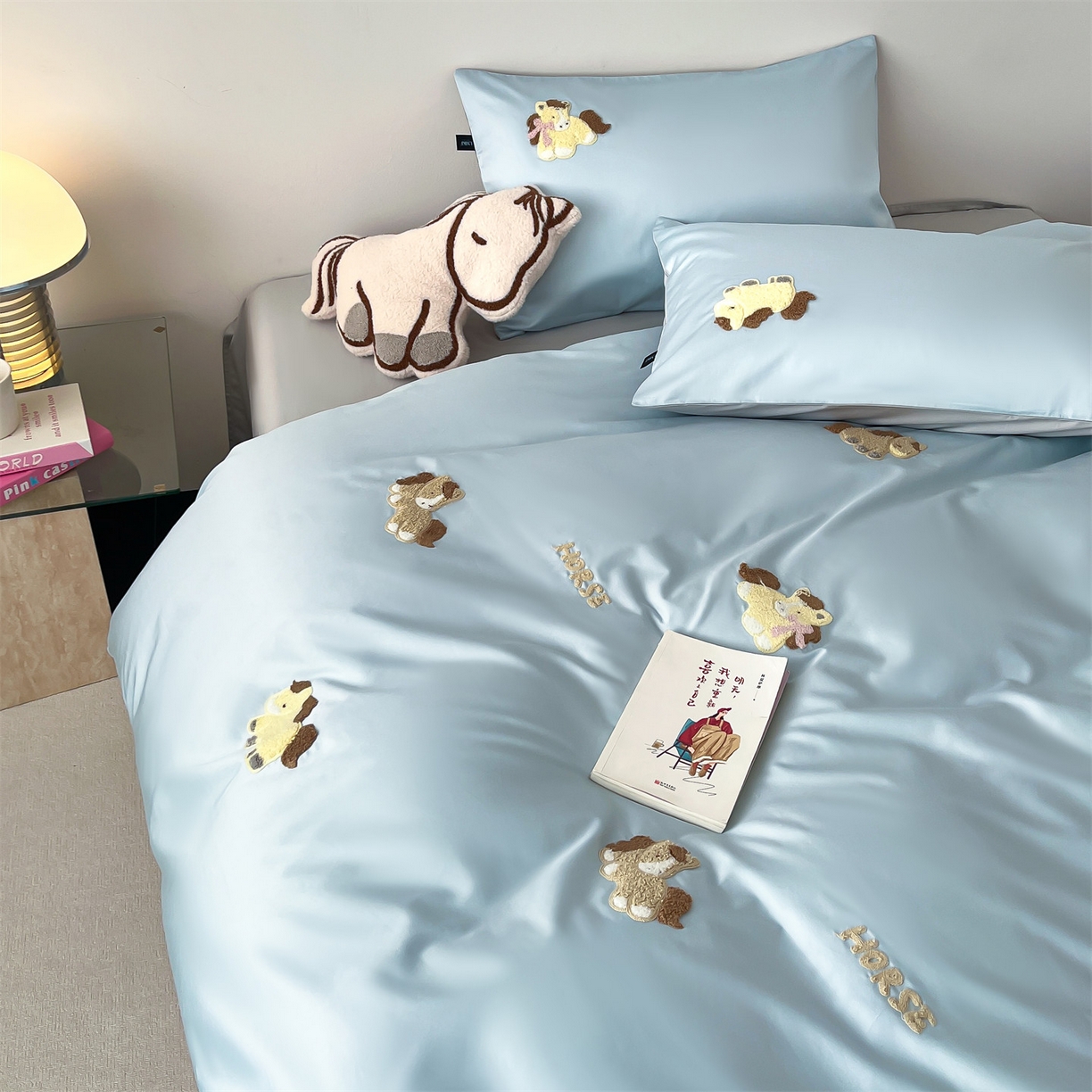 91家纺网 家纺一手货源 找家纺 蓝米卡夫 2026春季新款-100S长绒棉毛巾绣系列四件套-马踏祥云（礼盒） 马踏祥云-蓝田麦灰色