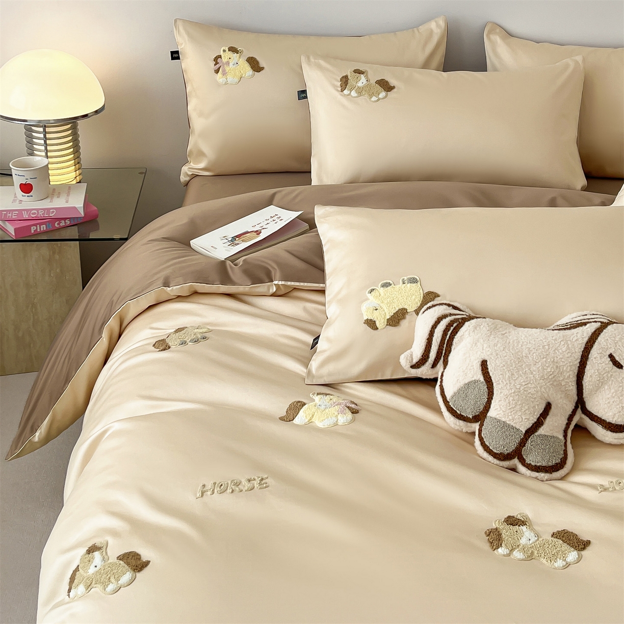 91家纺网 家纺一手货源 找家纺 蓝米卡夫 2026春季新款-100S长绒棉毛巾绣系列四件套-马踏祥云（礼盒） 马踏祥云-奶咖大地色