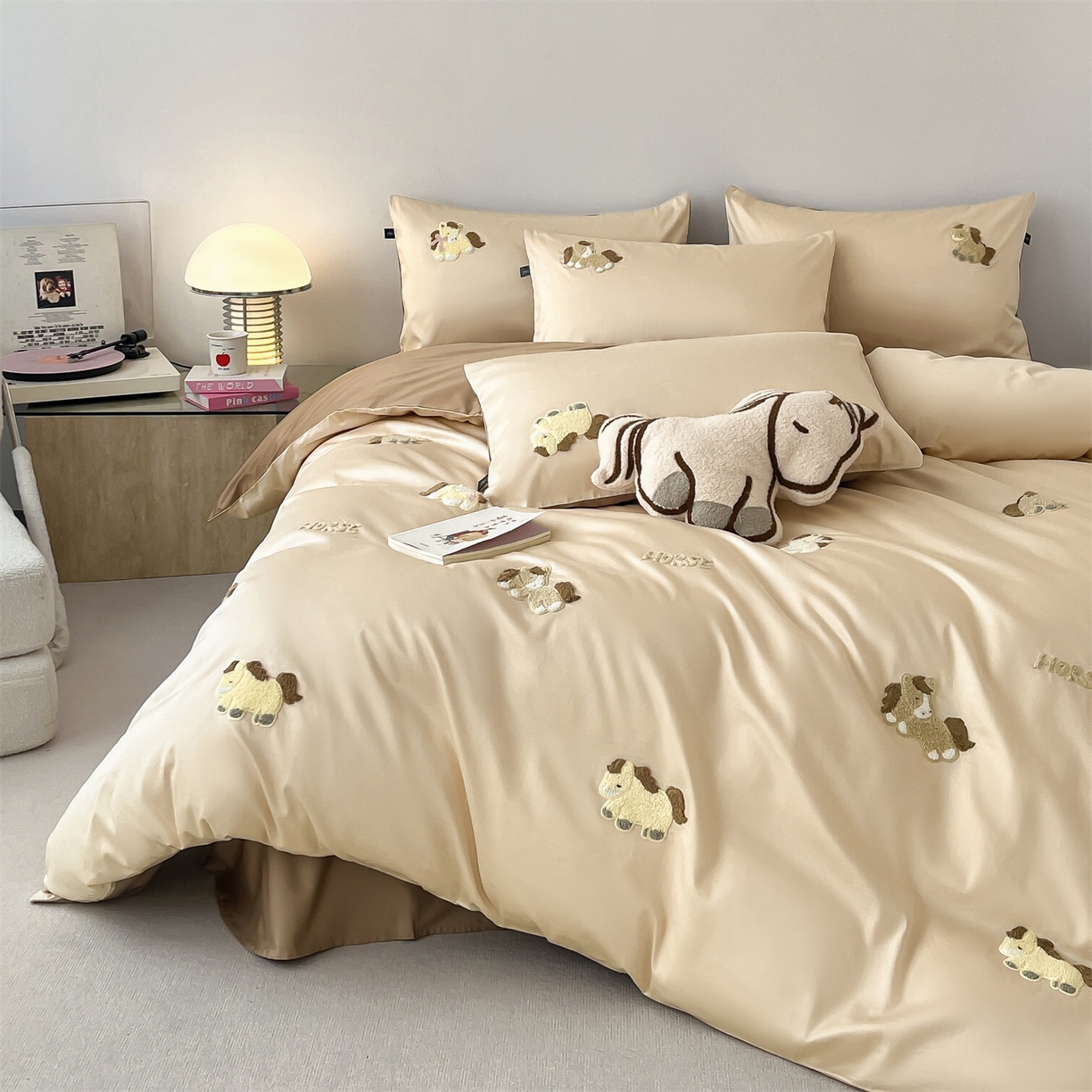 91家纺网 家纺一手货源 找家纺 蓝米卡夫 2026春季新款-100S长绒棉毛巾绣系列四件套-马踏祥云（礼盒） 马踏祥云-奶咖大地色