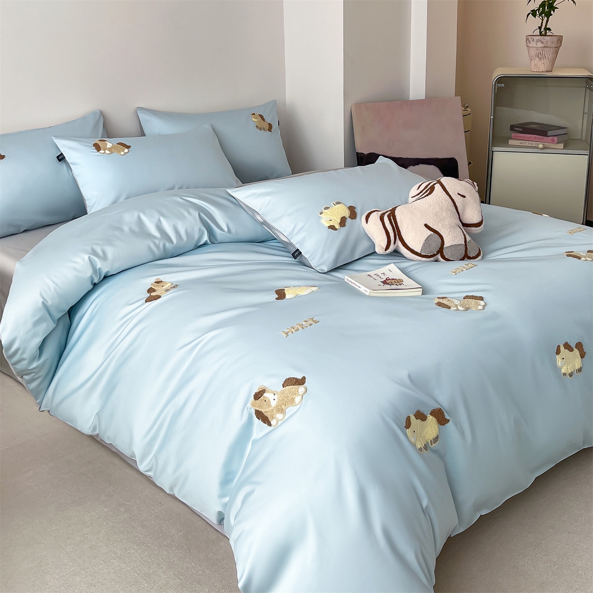 91家纺网 家纺一手货源 找家纺 蓝米卡夫 2026春季新款-100S长绒棉毛巾绣系列四件套-马踏祥云（礼盒） 马踏祥云-蓝田麦灰色