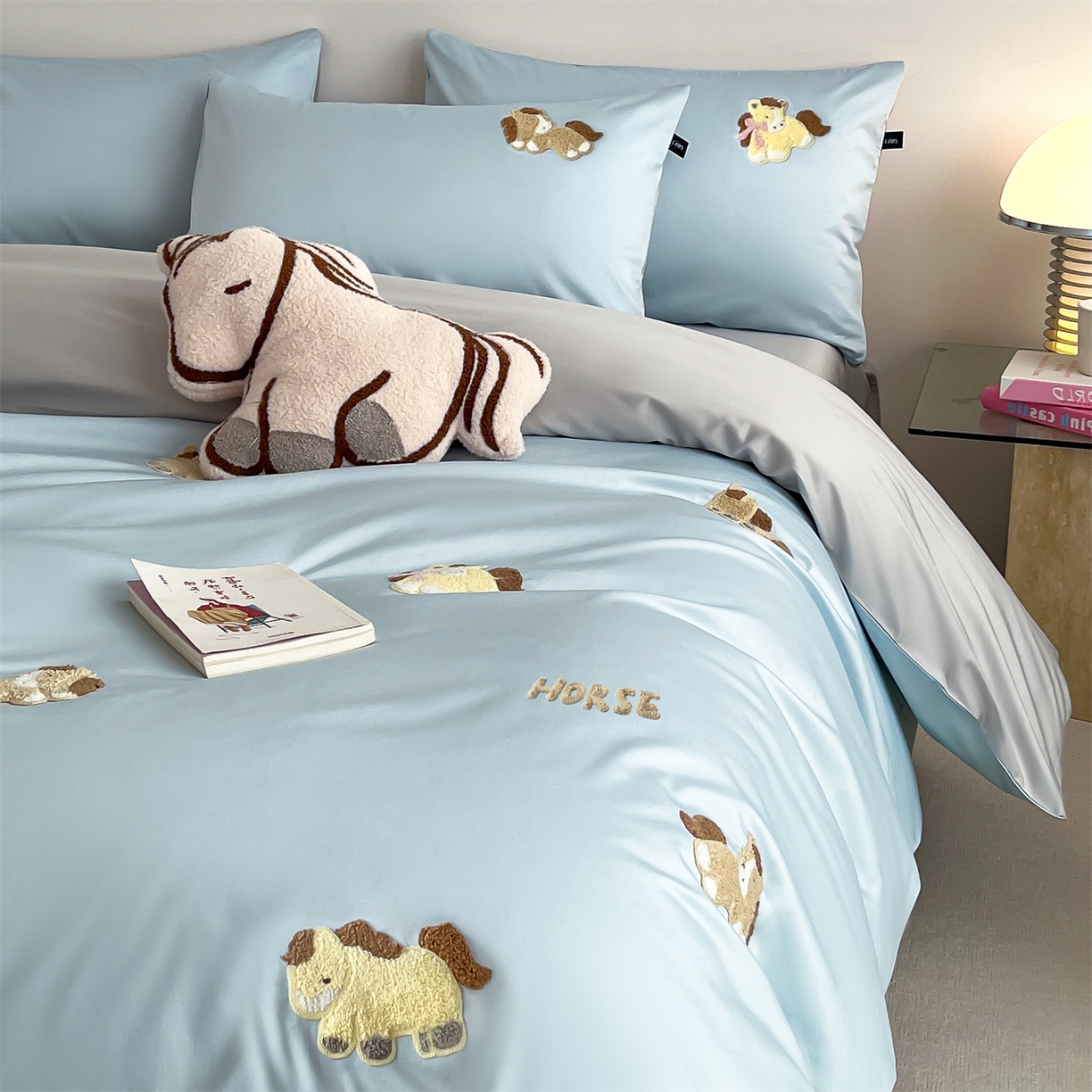 91家纺网 家纺一手货源 找家纺 蓝米卡夫 2026春季新款-100S长绒棉毛巾绣系列四件套-马踏祥云（礼盒） 马踏祥云-蓝田麦灰色