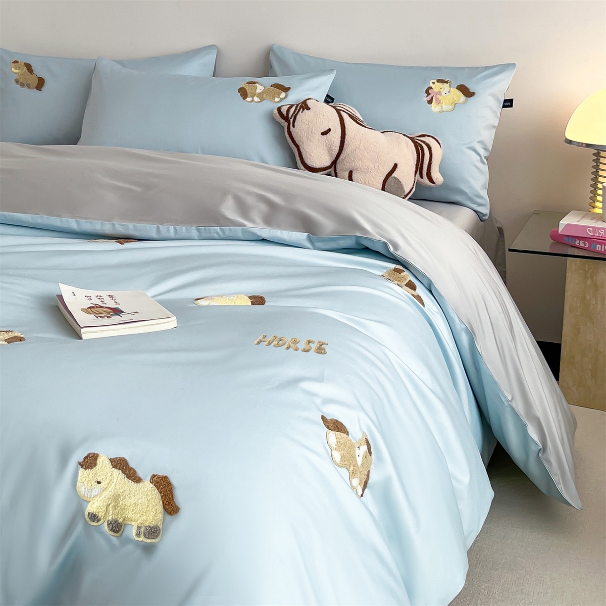 91家纺网 家纺一手货源 找家纺 蓝米卡夫 2026春季新款-100S长绒棉毛巾绣系列四件套-马踏祥云（礼盒） 马踏祥云-蓝田麦灰色