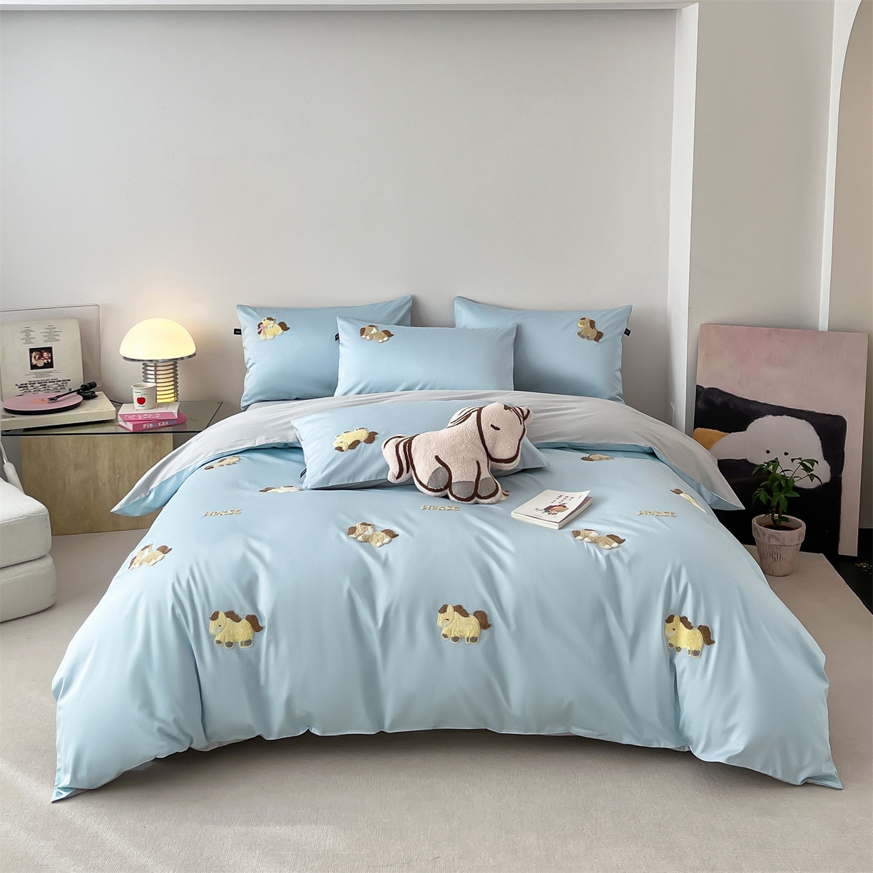 91家纺网 家纺一手货源 找家纺 蓝米卡夫 2026春季新款-100S长绒棉毛巾绣系列四件套-马踏祥云（礼盒） 马踏祥云-蓝田麦灰色