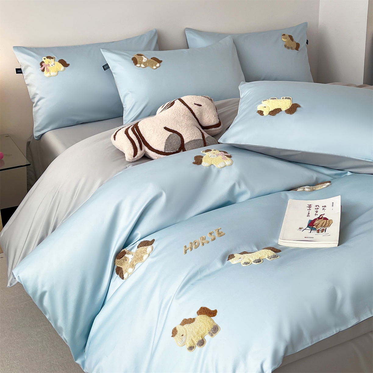 91家纺网 家纺一手货源 找家纺 蓝米卡夫 2026春季新款-100S长绒棉毛巾绣系列四件套-马踏祥云（礼盒） 马踏祥云-蓝田麦灰色