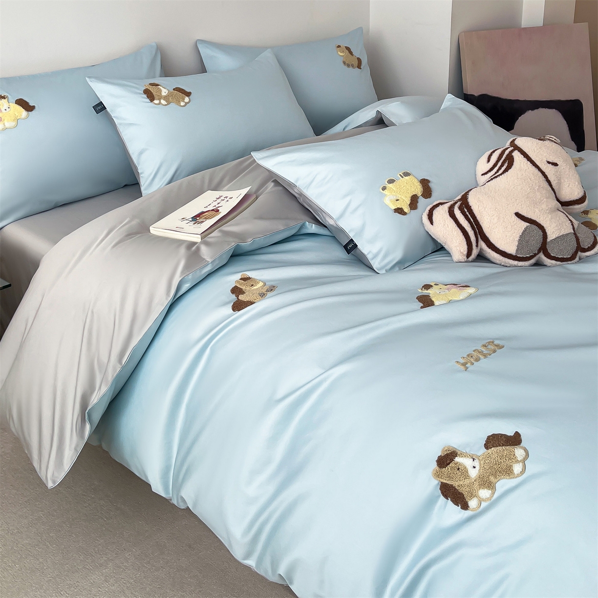 91家纺网 家纺一手货源 找家纺 蓝米卡夫 2026春季新款-100S长绒棉毛巾绣系列四件套-马踏祥云（礼盒） 马踏祥云-蓝田麦灰色