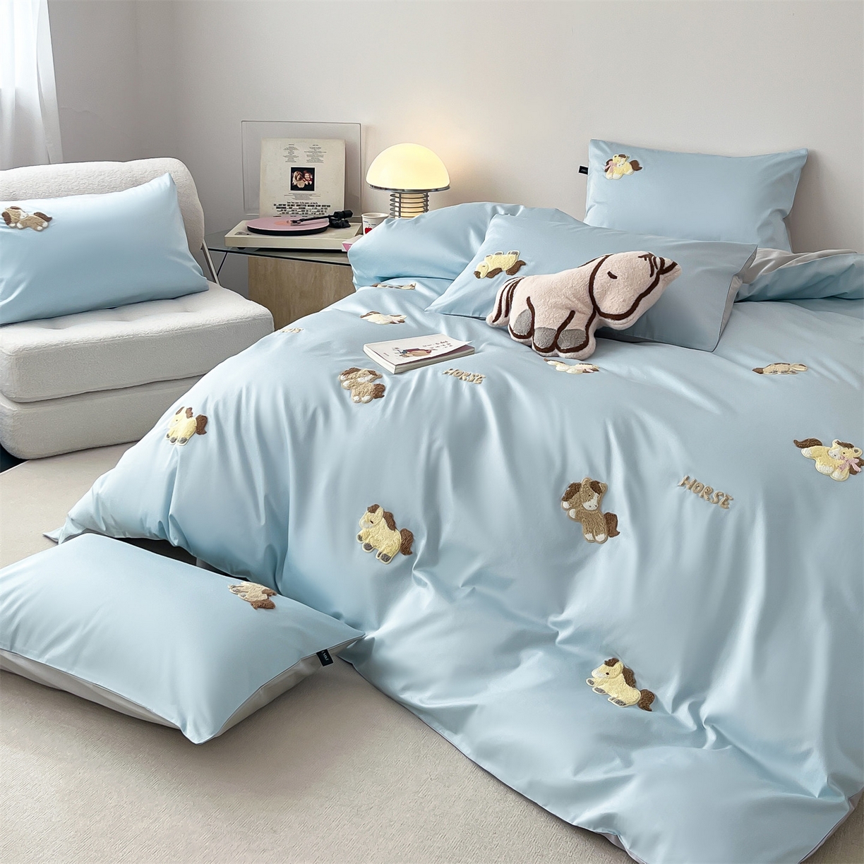 91家纺网 家纺一手货源 找家纺 蓝米卡夫 2026春季新款-100S长绒棉毛巾绣系列四件套-马踏祥云（礼盒） 马踏祥云-蓝田麦灰色