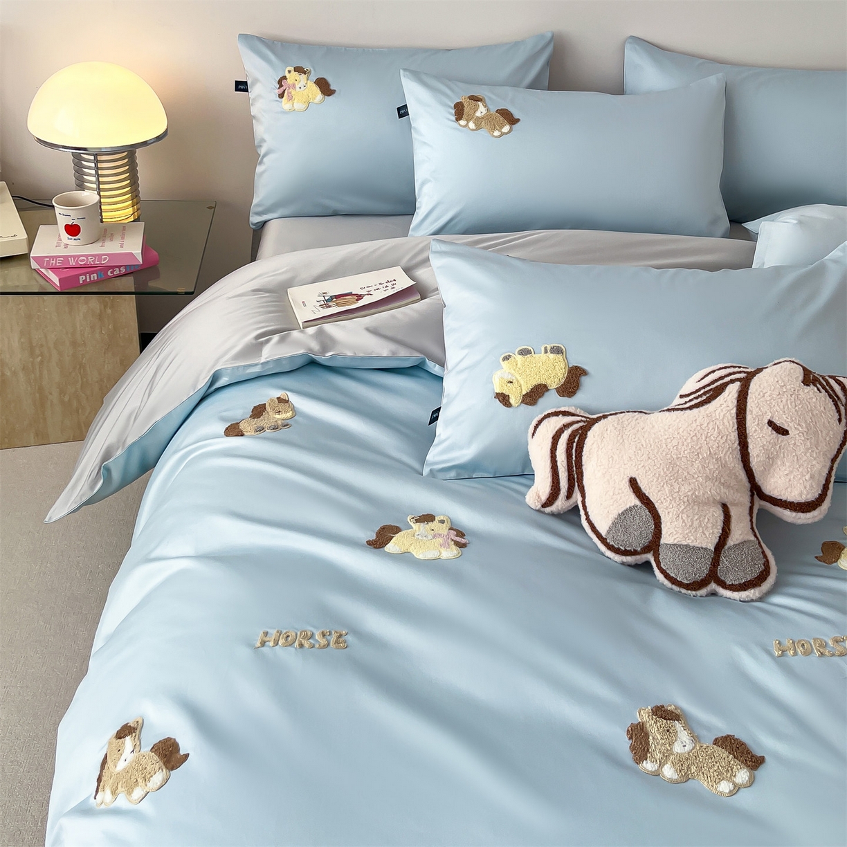 91家纺网 家纺一手货源 找家纺 蓝米卡夫 2026春季新款-100S长绒棉毛巾绣系列四件套-马踏祥云（礼盒） 马踏祥云-蓝田麦灰色