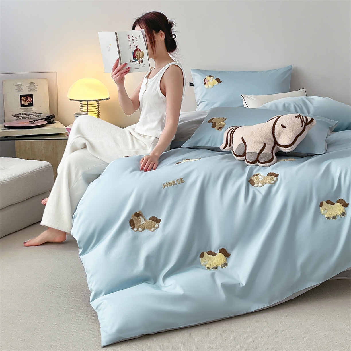 91家纺网 家纺一手货源 找家纺 蓝米卡夫 2026春季新款-100S长绒棉毛巾绣系列四件套-马踏祥云（礼盒） 马踏祥云-蓝田麦灰色