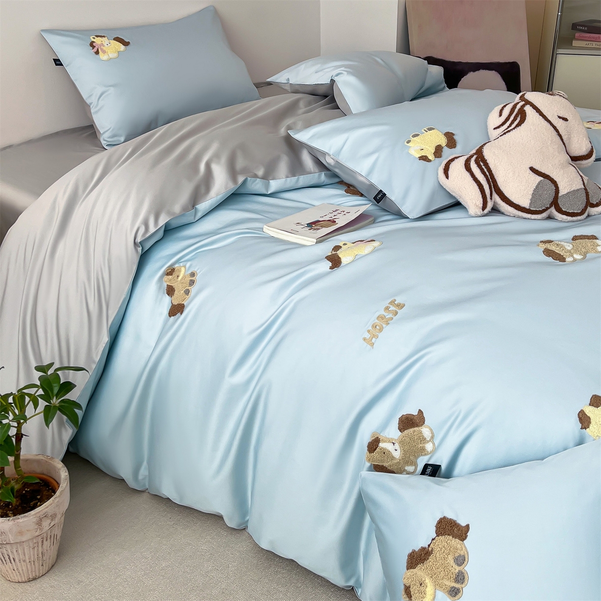 91家纺网 家纺一手货源 找家纺 蓝米卡夫 2026春季新款-100S长绒棉毛巾绣系列四件套-马踏祥云（礼盒） 马踏祥云-蓝田麦灰色