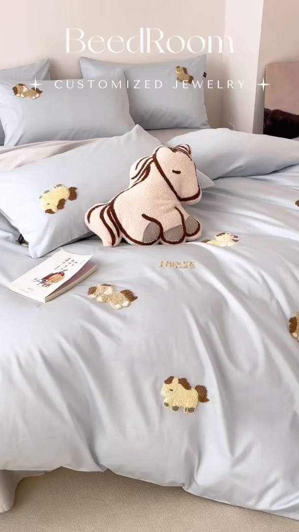 91家纺网 家纺一手货源 找家纺 蓝米卡夫 2026春季新款-100S长绒棉毛巾绣系列四件套-马踏祥云（礼盒） 马踏祥云-蓝田麦灰色