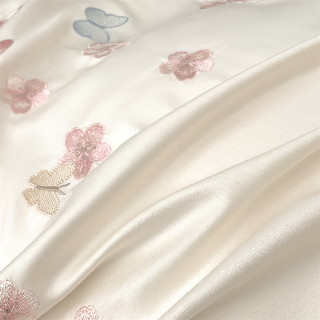 91家纺网 家纺一手货源 找家纺 （总）蓝米卡夫 2026春季新款-100S长绒棉贡缎刺绣系列四件套-繁花福语（礼盒）