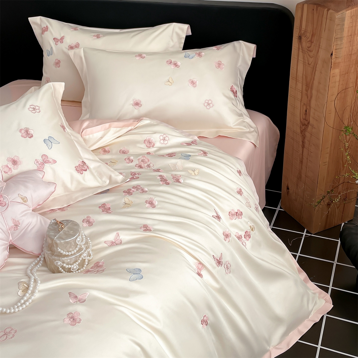 91家纺网 家纺一手货源 找家纺 （总）蓝米卡夫 2026春季新款-100S长绒棉贡缎刺绣系列四件套-繁花福语（礼盒）