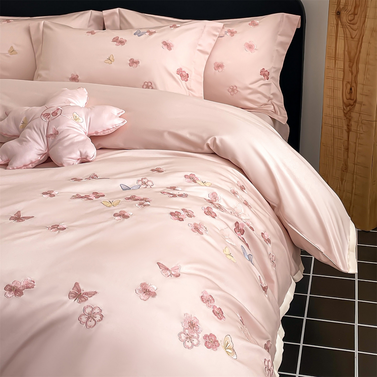 91家纺网 家纺一手货源 找家纺 蓝米卡夫 2026春季新款-100S长绒棉贡缎刺绣系列四件套-繁花福语（礼盒） 繁花福语-幸福蜜桃