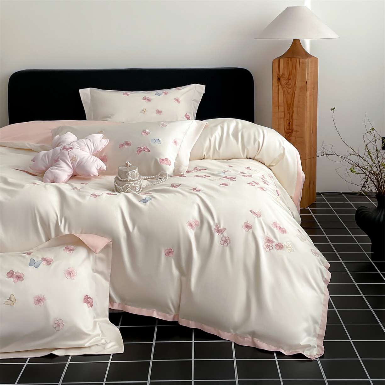 91家纺网 家纺一手货源 找家纺 蓝米卡夫 2026春季新款-100S长绒棉贡缎刺绣系列四件套-繁花福语（礼盒） 繁花福语-芝士桃粉