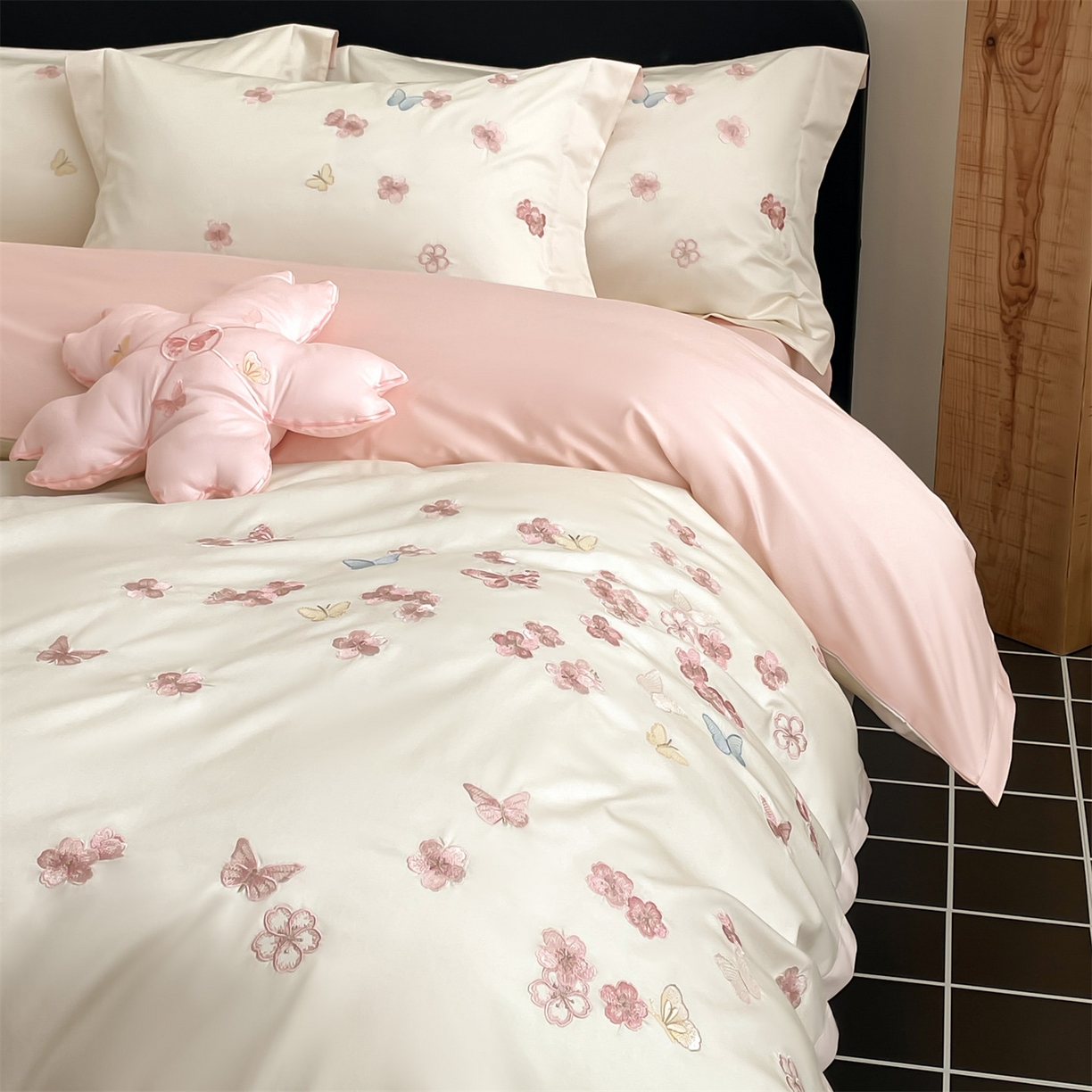 91家纺网 家纺一手货源 找家纺 蓝米卡夫 2026春季新款-100S长绒棉贡缎刺绣系列四件套-繁花福语（礼盒） 繁花福语-芝士桃粉