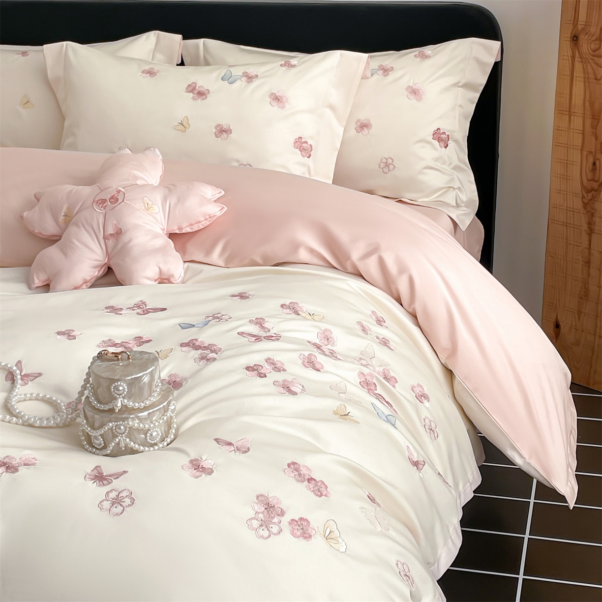 91家纺网 家纺一手货源 找家纺 蓝米卡夫 2026春季新款-100S长绒棉贡缎刺绣系列四件套-繁花福语（礼盒） 繁花福语-芝士桃粉