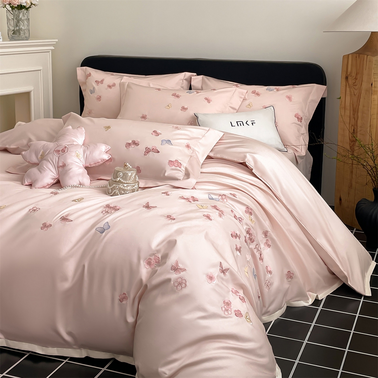 91家纺网 家纺一手货源 找家纺 蓝米卡夫 2026春季新款-100S长绒棉贡缎刺绣系列四件套-繁花福语（礼盒） 繁花福语-幸福蜜桃