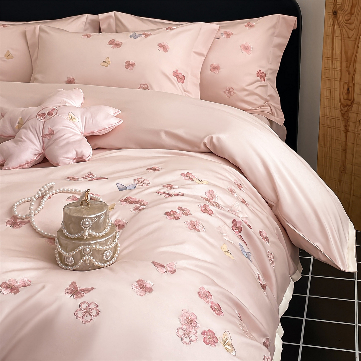 91家纺网 家纺一手货源 找家纺 蓝米卡夫 2026春季新款-100S长绒棉贡缎刺绣系列四件套-繁花福语（礼盒） 繁花福语-幸福蜜桃