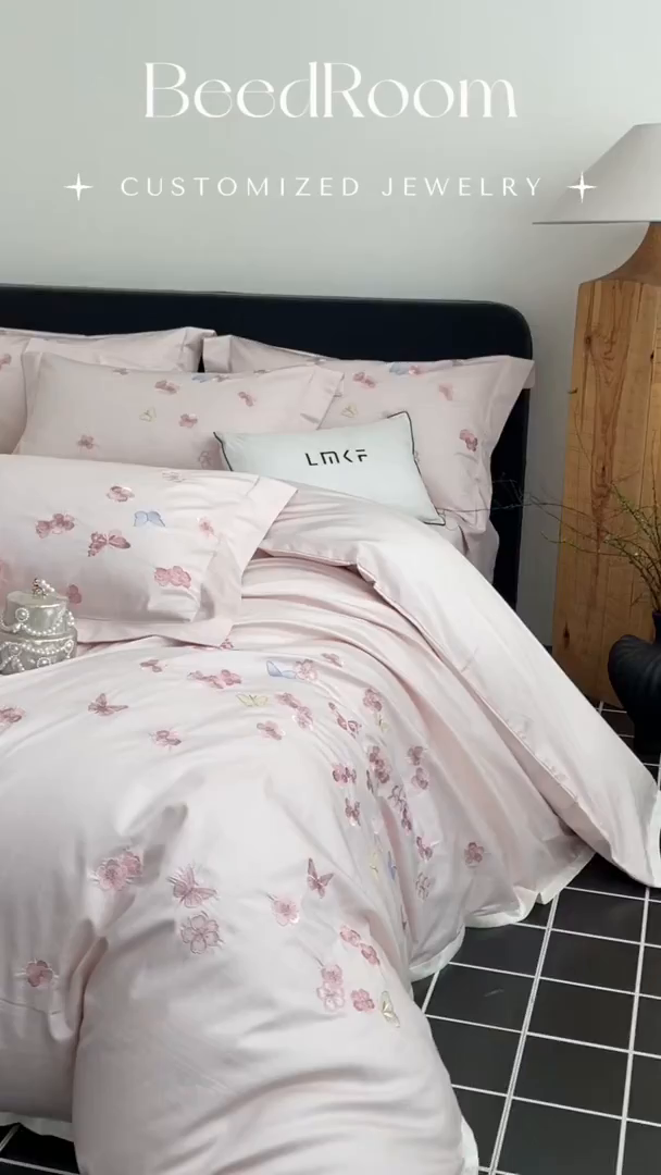 91家纺网 家纺一手货源 找家纺 蓝米卡夫 2026春季新款-100S长绒棉贡缎刺绣系列四件套-繁花福语（礼盒） 繁花福语-幸福蜜桃